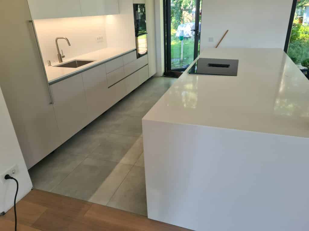 kvarca Crystal Absolute white virsma un sala