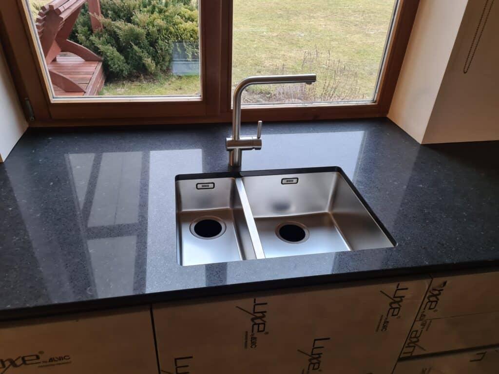 Silestone Arden blue virsma ar palodzi