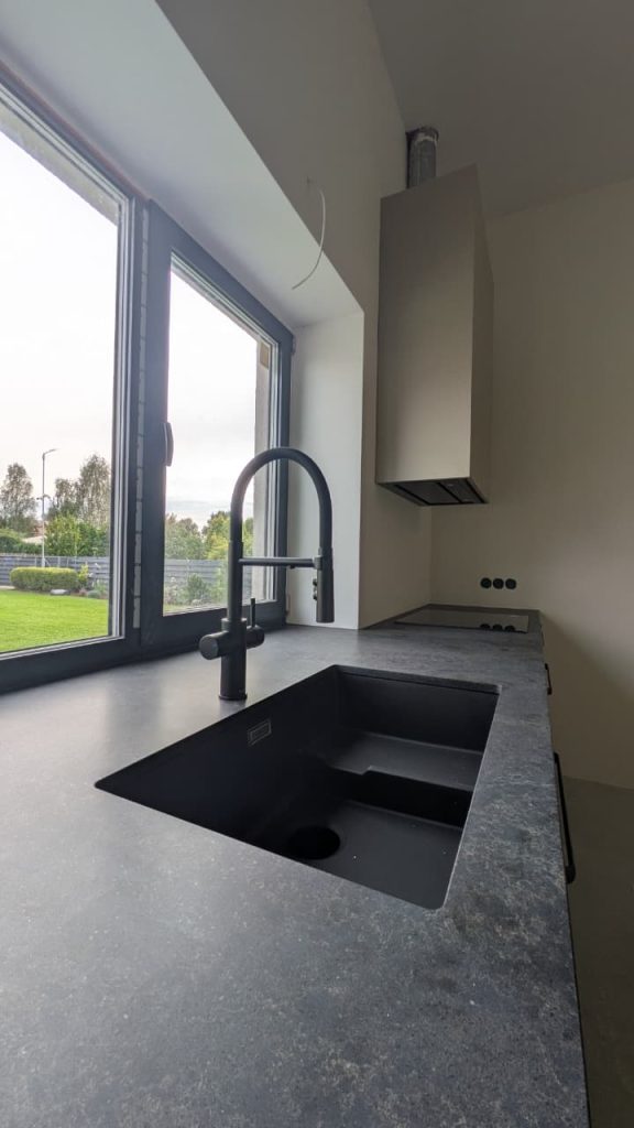 mākslīgais akmens Caersatone